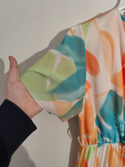 Kolorowa sukienka midi