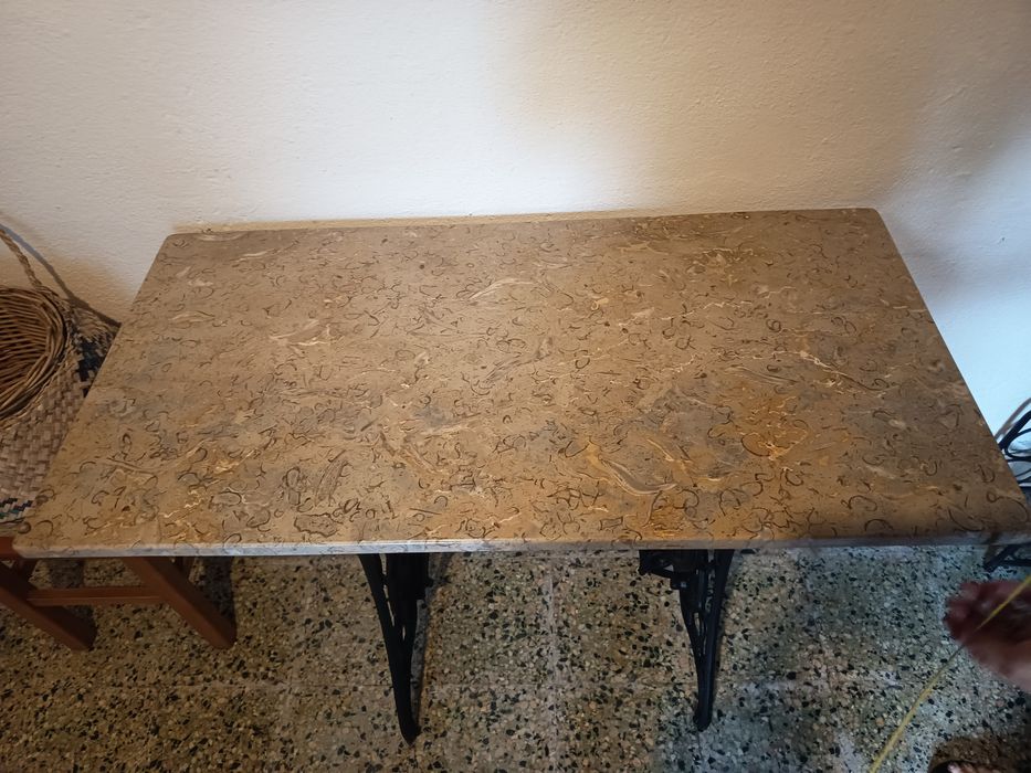 Mesa em marmore feita com base de maquina de costura