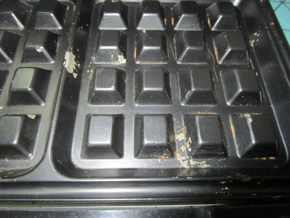 Waffle maker, fully functional but with some use.64550449795074122