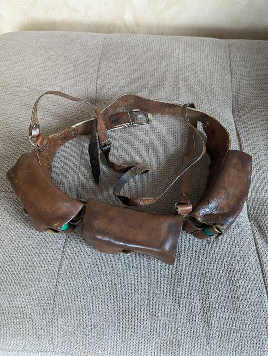 Патронташ мисливський , шкіряний 12 калібр на 36 набоїв.