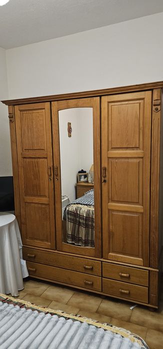 Roupeiro em excelente estado