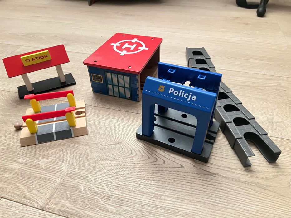 Dworzec kolejowy + tory kolejowe