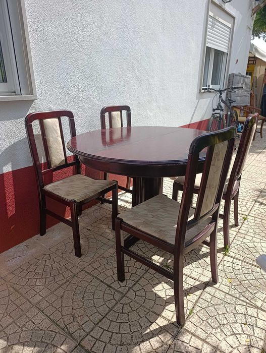 Conjunto mesa e cadeiras