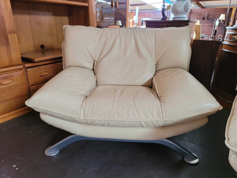 Excelente sofá individual em pele de cor clara com banco de de