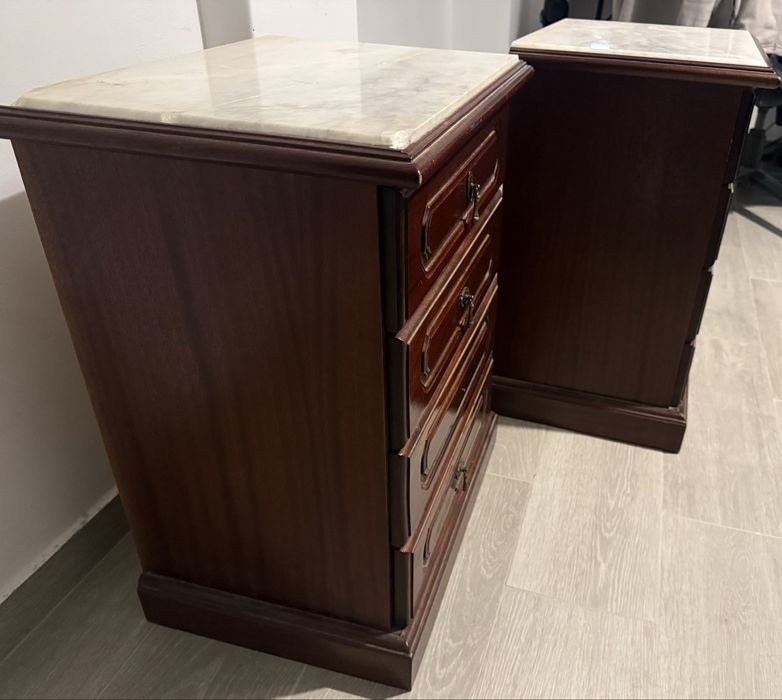 Mesas de cabeceira em madeira maciça com marmore