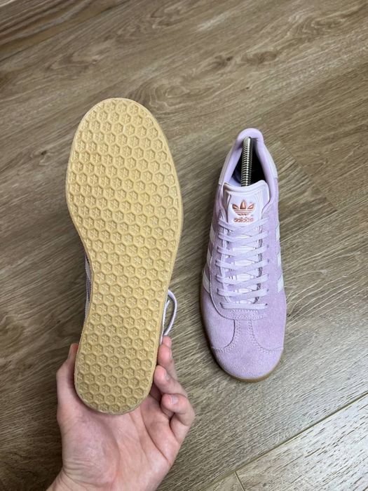 Продам БОМБЕЗНІ жіночі кросівки Adidas Gazelle Originals