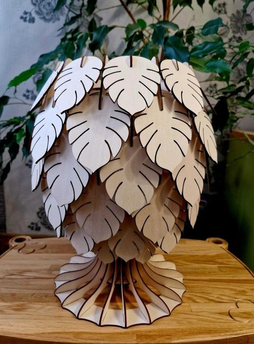 Lampa stojąca z drewna, ręcznie robiona