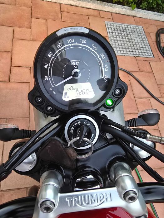 Triumph Bonneville Street Twin 900, em estado irrepreensível