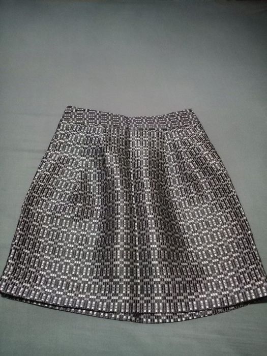 Duas mini saias, Verde- camaïeu, t..38 -- Cinza- caroll t.36, 20€