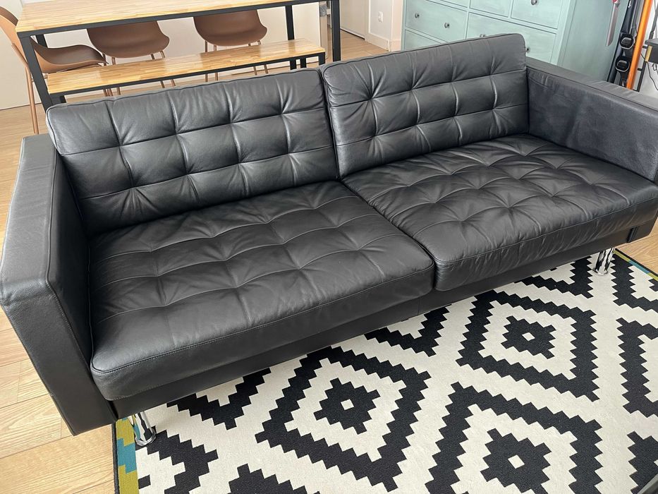 Sofá 3 lugares IKEA LANDSKRONA pele em preto com pernas metálicas.