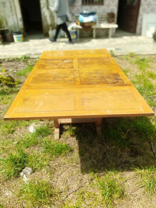 1 móvel antigo de sala jantar  e uma mesa a mesa
