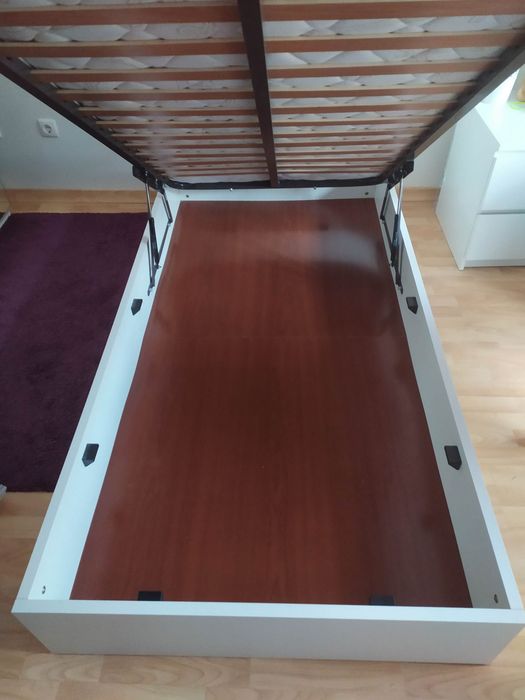 Cama solteiro com arrumação