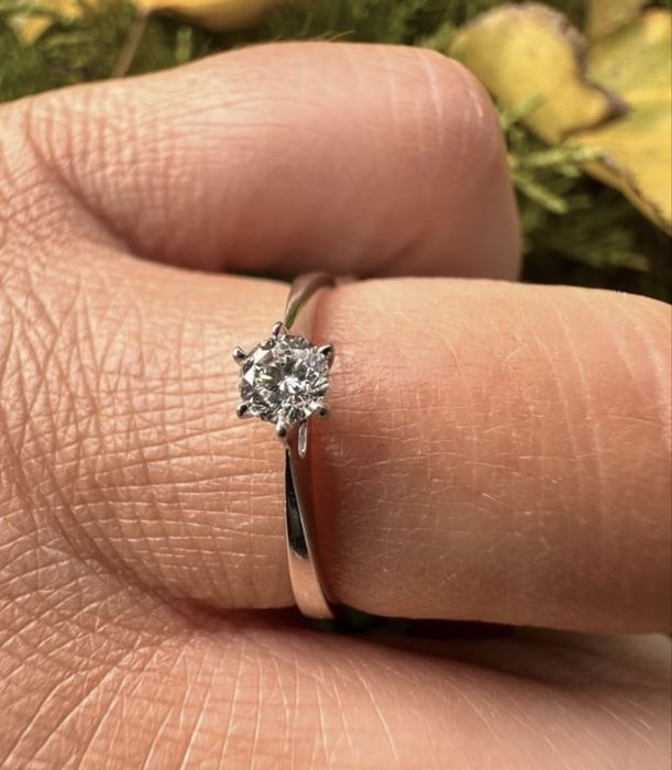 Золота каблучка з природним діамантом,0,17 ct,17,5 розмір,4/5,3,7мм.