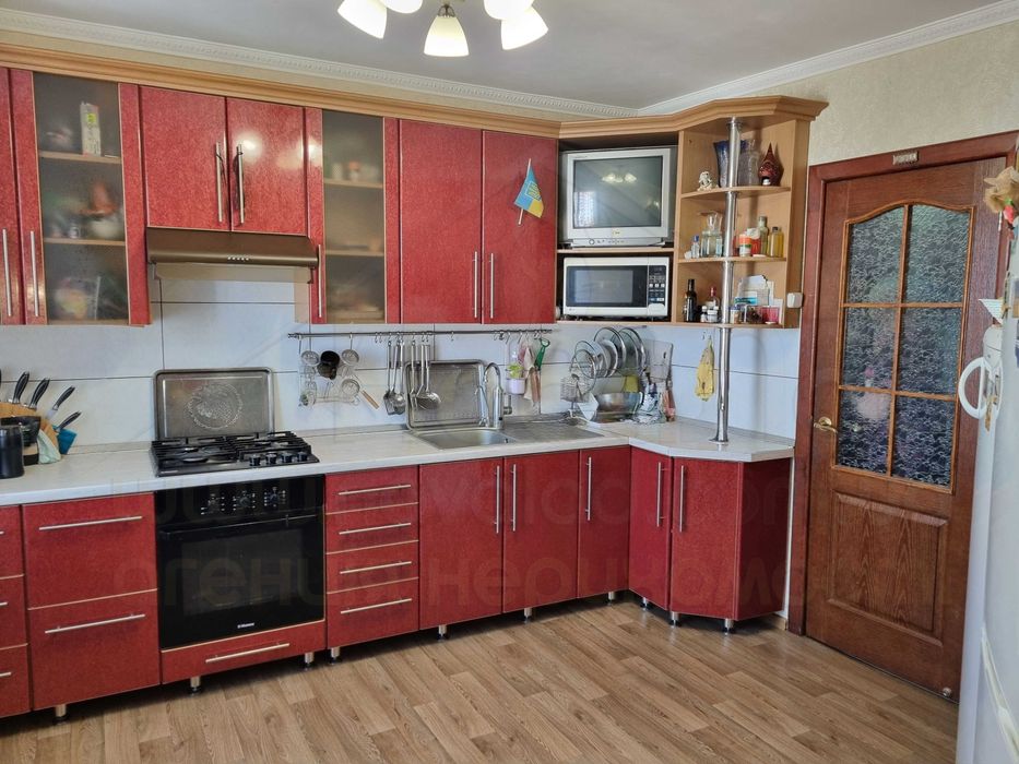 3 кімнатна квартира 82м2 з ремонтом в цегляному будинку в районі Круг