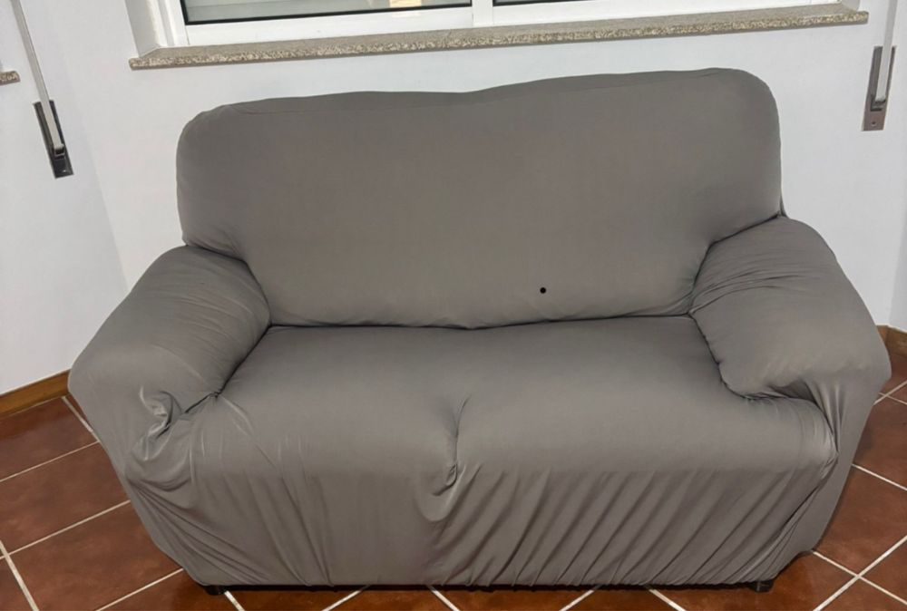 Dois sofas em couro