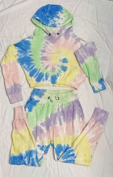 Красивий модний костюм