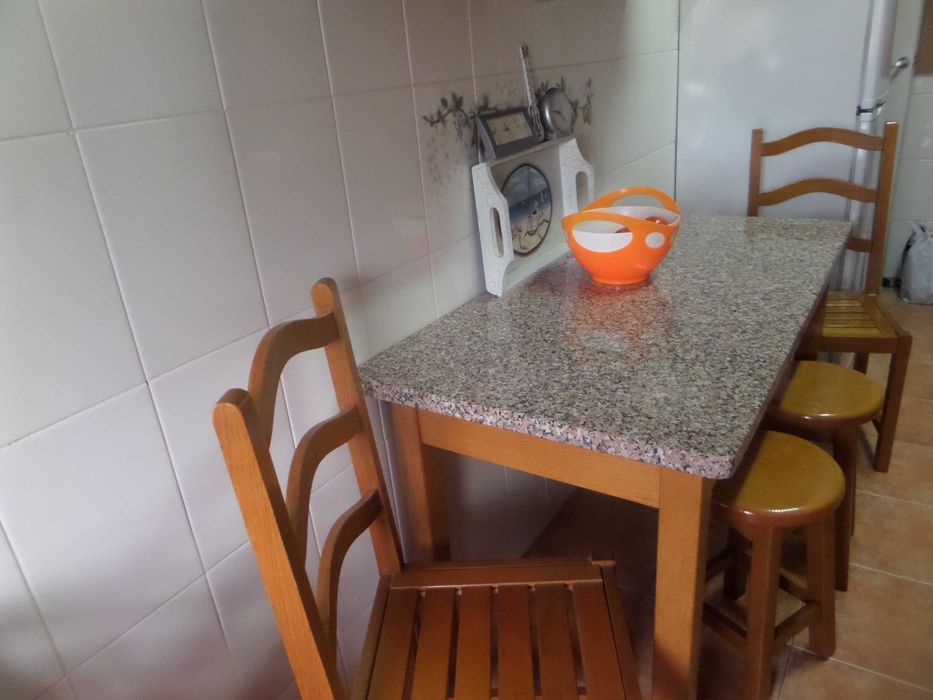 Mesa Cozinha Madeira Carvalho e Tampo de Granito, Cadeiras e Bancos