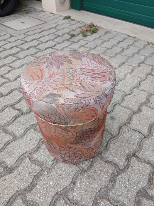 Banco em tecido rosa