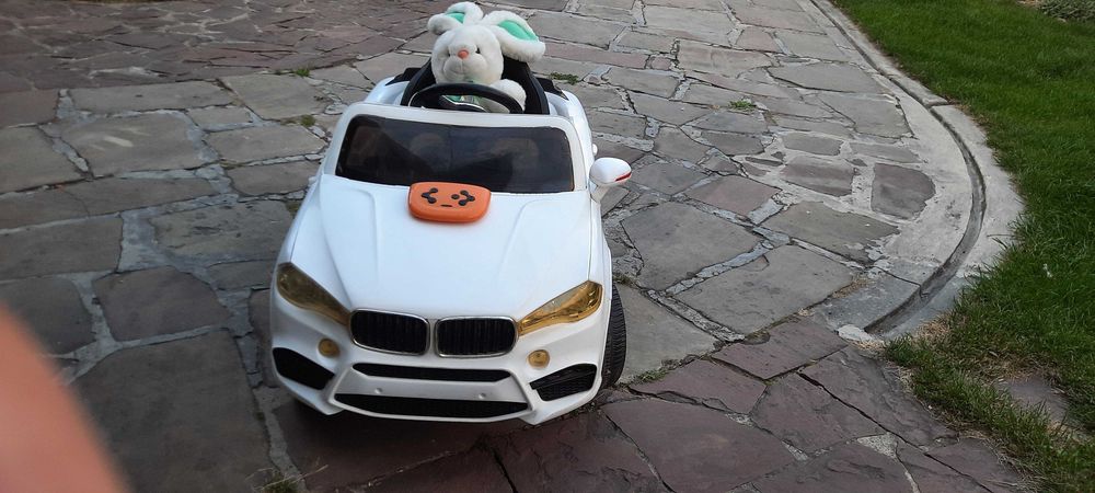 Дитячий електромобіль створений у стилі автомобіля BMW