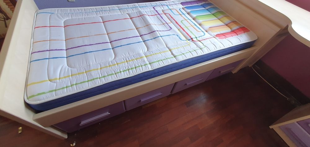 Mobilia para cuarto com cama individual e arrumação