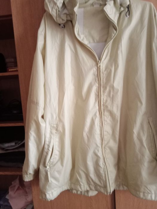 Продам      курточки и плащ большого размера