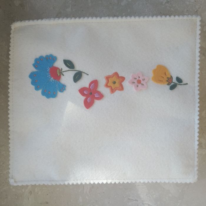 Filcowa biała kosmetyczka Carréblanc