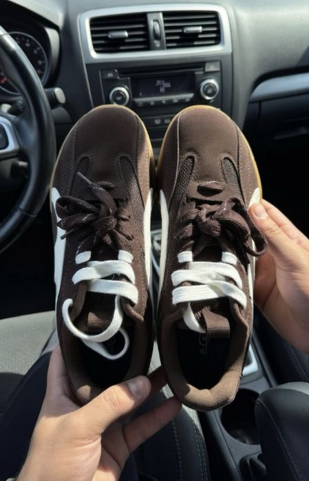 Коричневі шоколадні чоловічі кросівки тренд 2026 chempion charm teryx