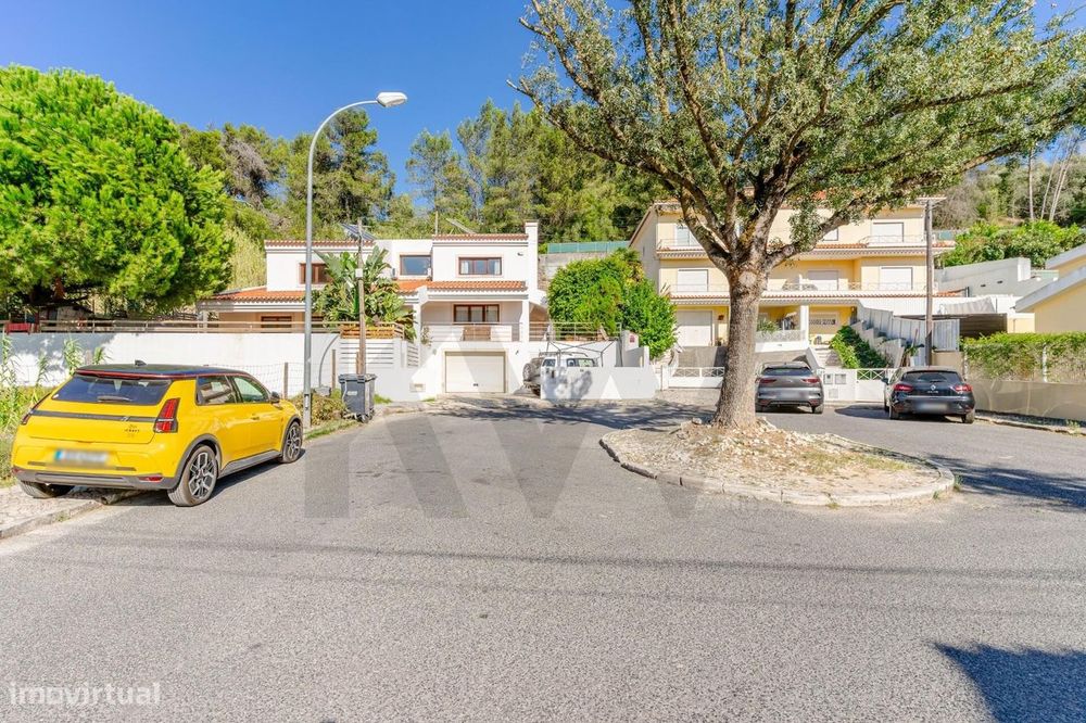 Moradia T4+1 com piscina, jardim amplo e garagem | Barcarena