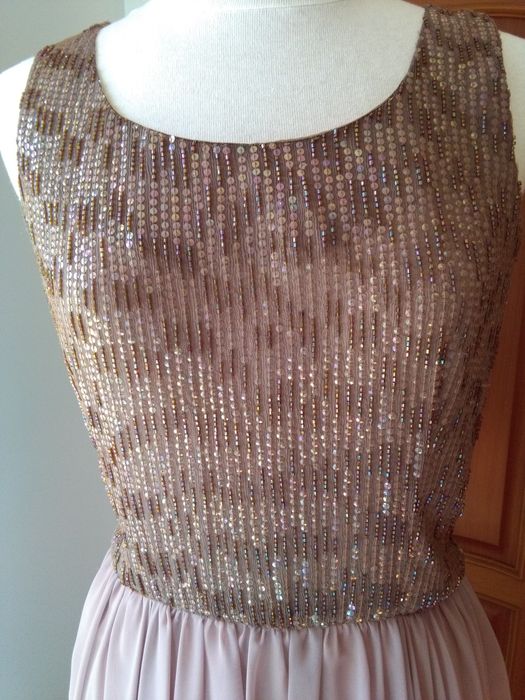 Vestido de cerimónia, com tronco bordado com  lantejoulas