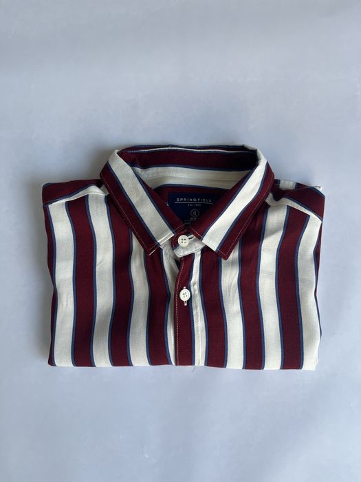 Camisa às Riscass Vermelhas e Brancas e com pormenores Azuis