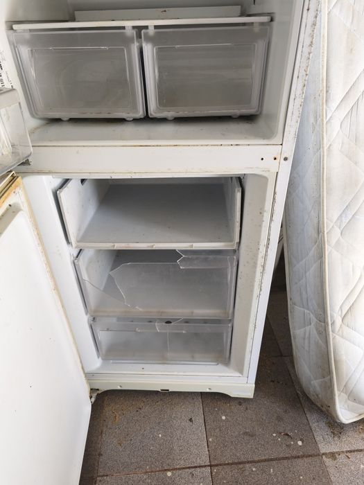 Frigorífico Ariston usado tem 1.80 de altura