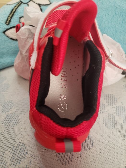 Срочно продам дитячі красовки