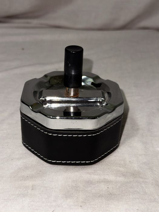 Стильная бездымная пепельница «Юла» в кожаном чехле (восьмигранная)