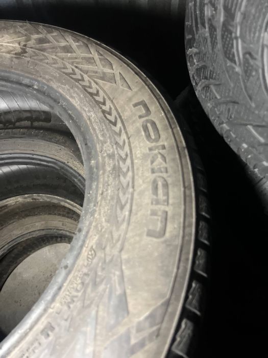 пара зимових шин Nokian 215/70/16