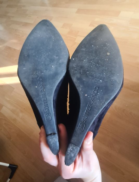 Czarne koturny ze złotym paskiem