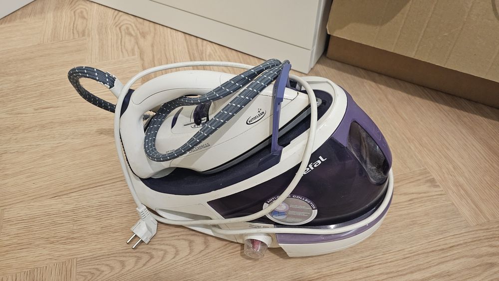 Stacja parowa Tefal, caly czas podaje pare