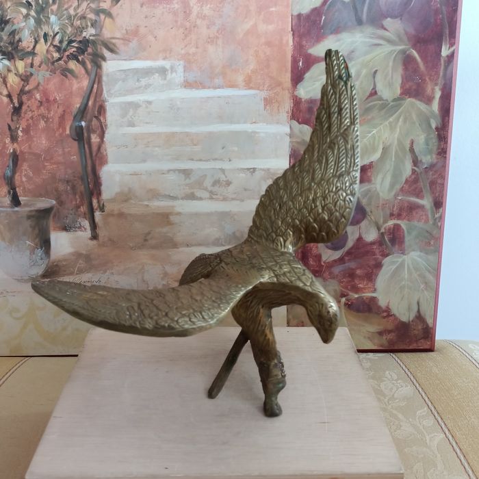 Zabytkowa rzezba,figura Orła na gałęzi z mosiądzu.