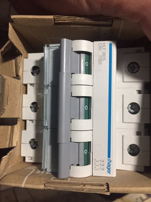 Автоматичний вимикач