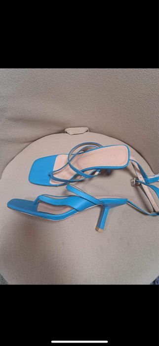 Sandały niebieskie na obcasie