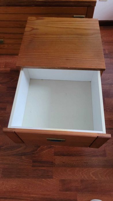 Mobília em pinho (4 móveis para quarto ou outra divisão)