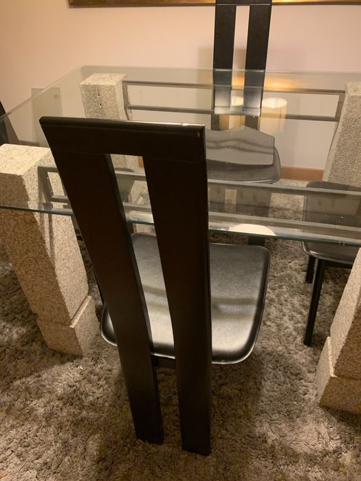 Vendo mesa tampo vidro e pernas em granito para sala com 4 cadeiras