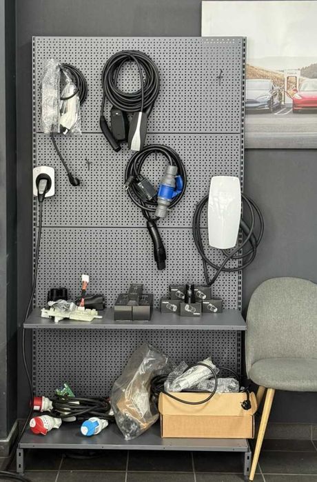 Стелажі з полицями та перфоровані. Острівні стелажі