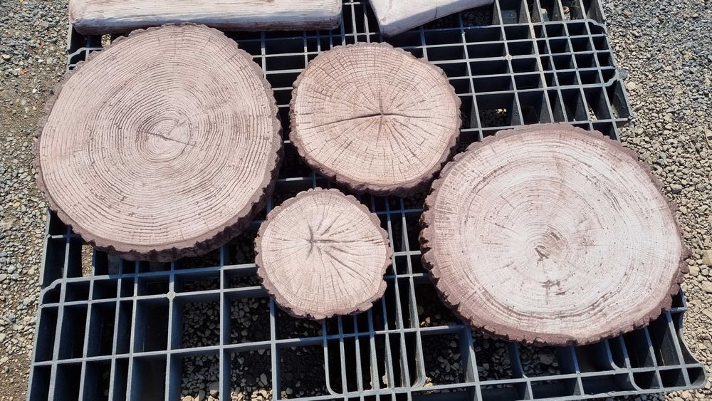 Płyty betonowe, płytki imitujące plastry drewna, krążki drewniane