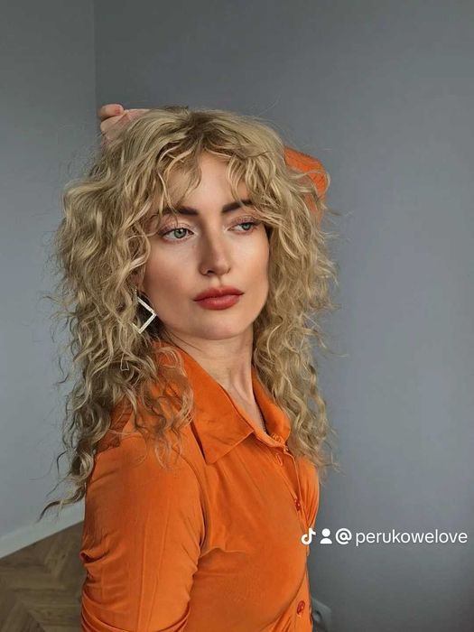 Peruka blond kręcone włosy z grzywką włosy jak naturalne Serena