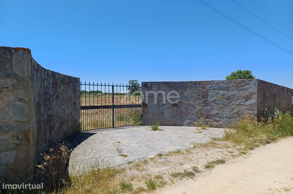 Terreno com 10.070 m2 em Évora (Courelas da Toura)