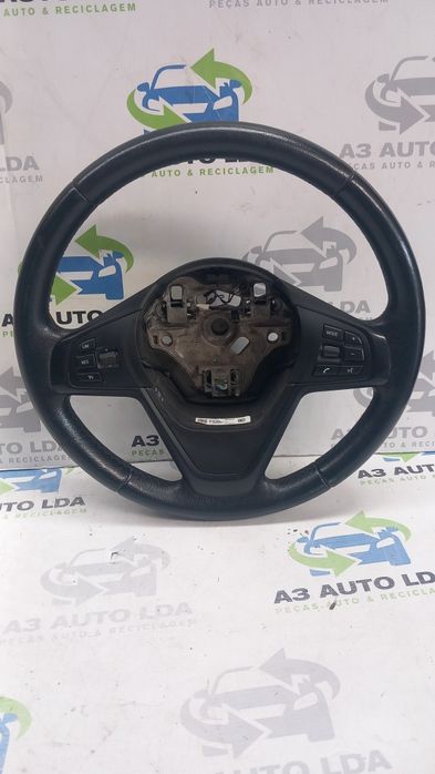 Volante em pele com comandos BMW