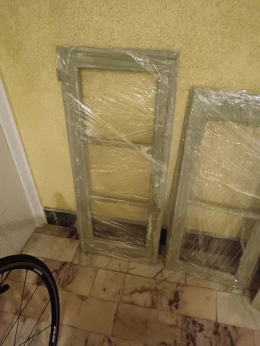 Janelas antigas limpas pintadas