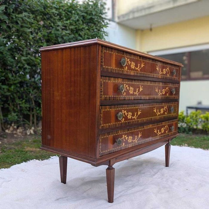 Cómoda com 4 gavetas
