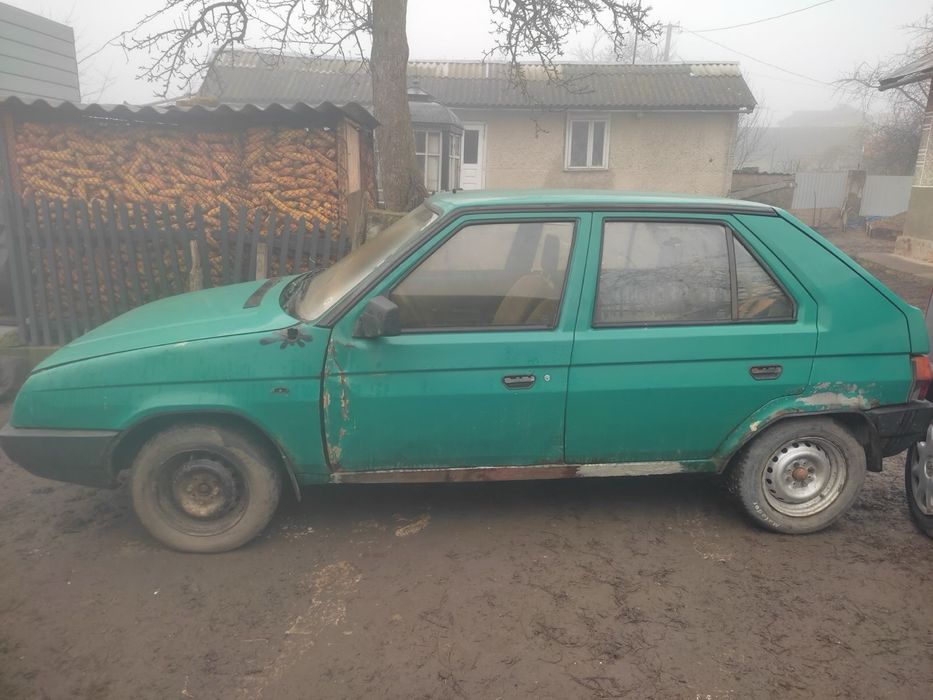 Два авто Skoda favorit
