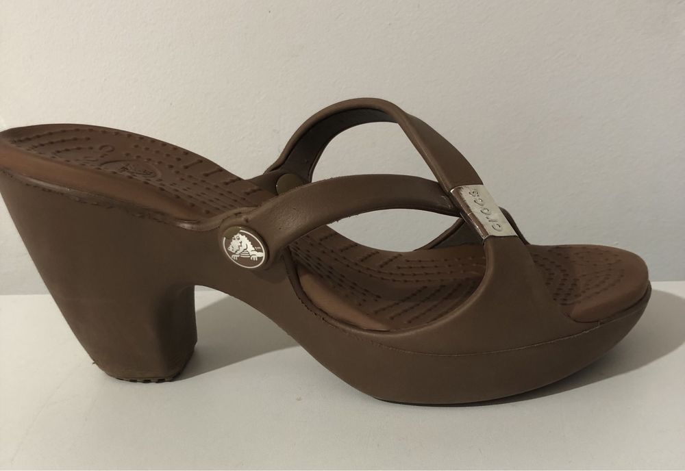 Crocs elegantes: chinelo alto - sandália
